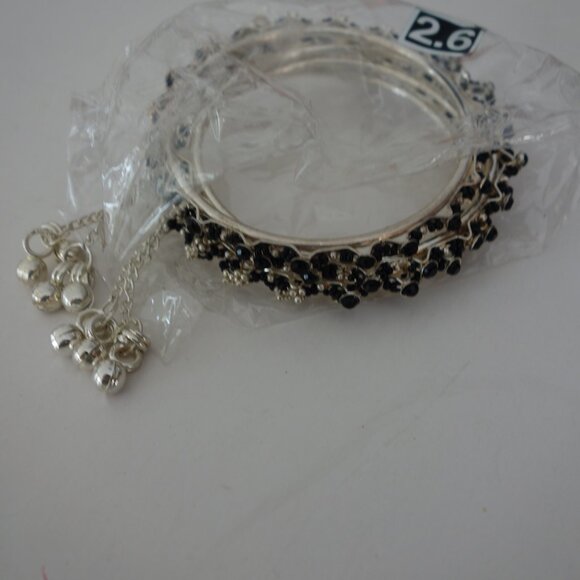 Source Unknown Jewelry - Beautiful 4 Bracelet Diameter 2.5" White Metal & Black Color Beads Vintage